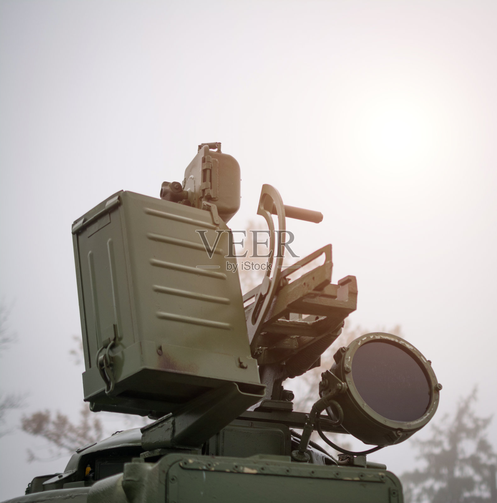 一辆军用旧汽车的前灯照片摄影图片