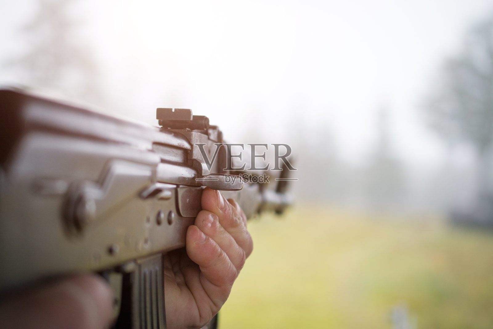 人手和俄国机关枪照片摄影图片