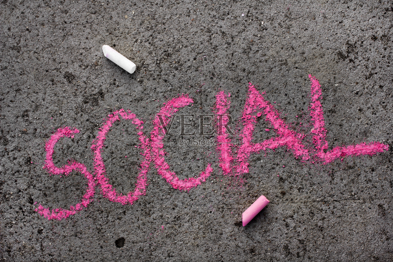 彩色粉笔在沥青上画:粉红色单词社会照片摄影图片