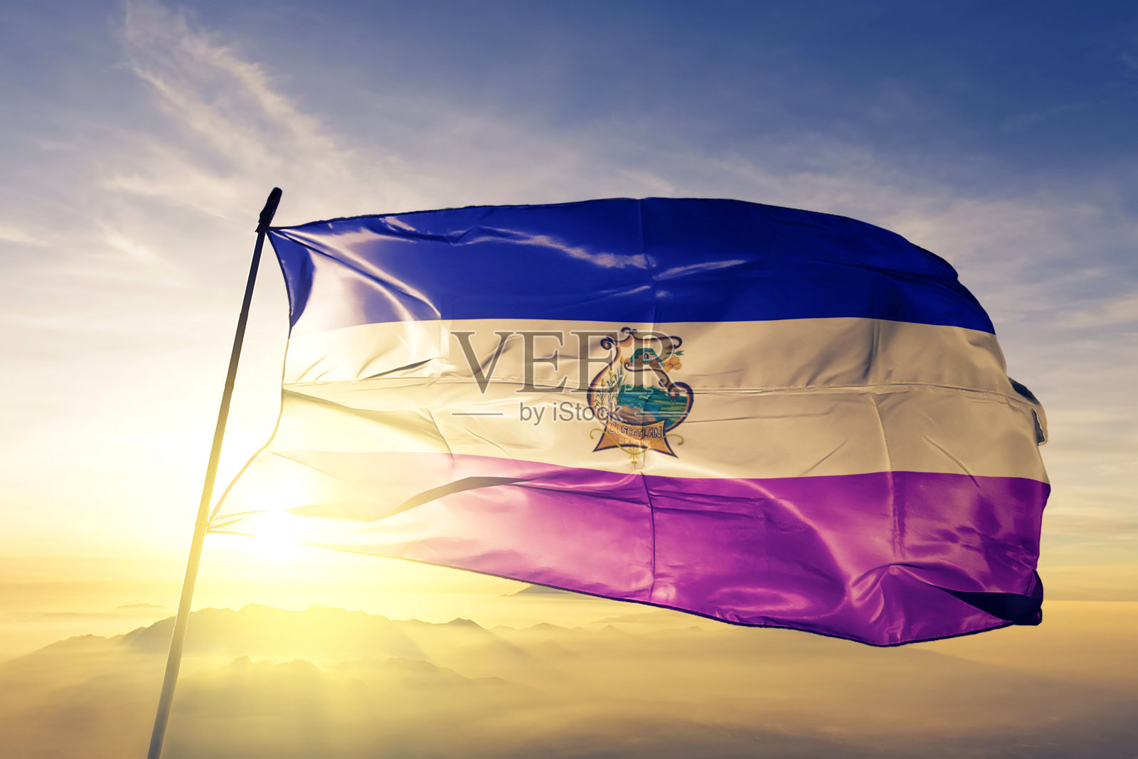 萨尔瓦多库斯卡特兰省的旗帜、纺织布、织物在日出的薄雾上摇摆照片摄影图片