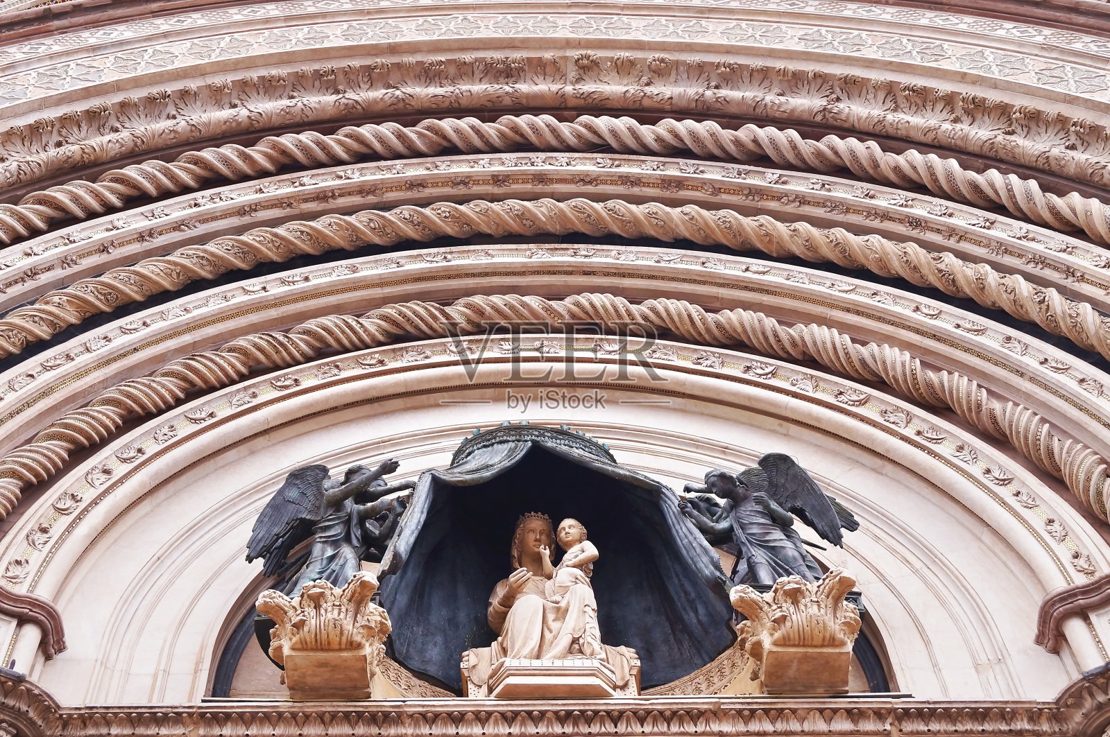 奥维多大教堂正面的细节照片摄影图片