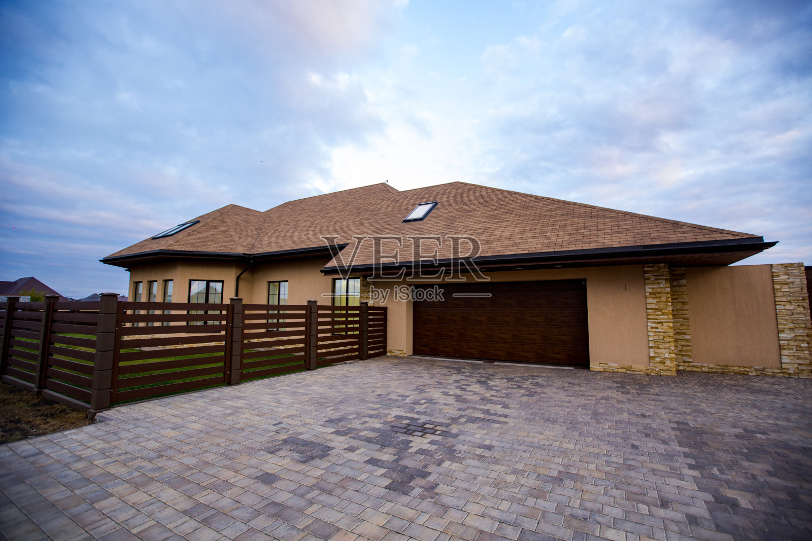 房子的正面很漂亮照片摄影图片