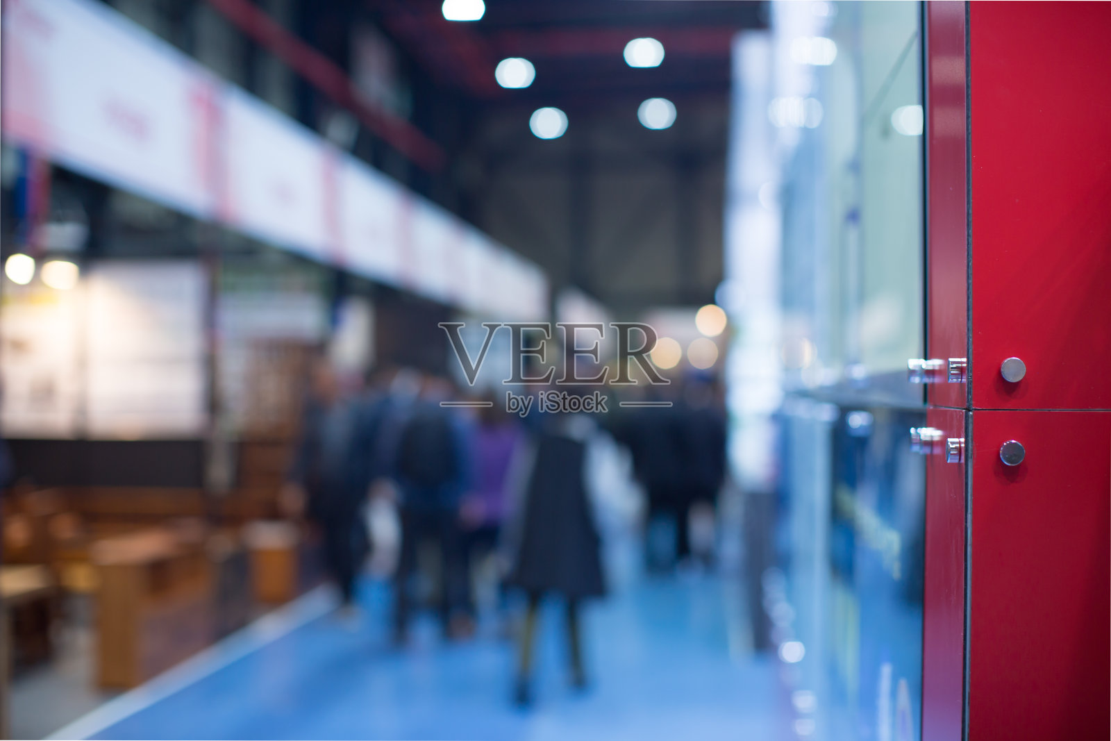 商务会议会议模糊散焦。以人为本的零售展览。商展展销摊位，人流购物。贸易展览建筑室内背景与参展商。照片摄影图片