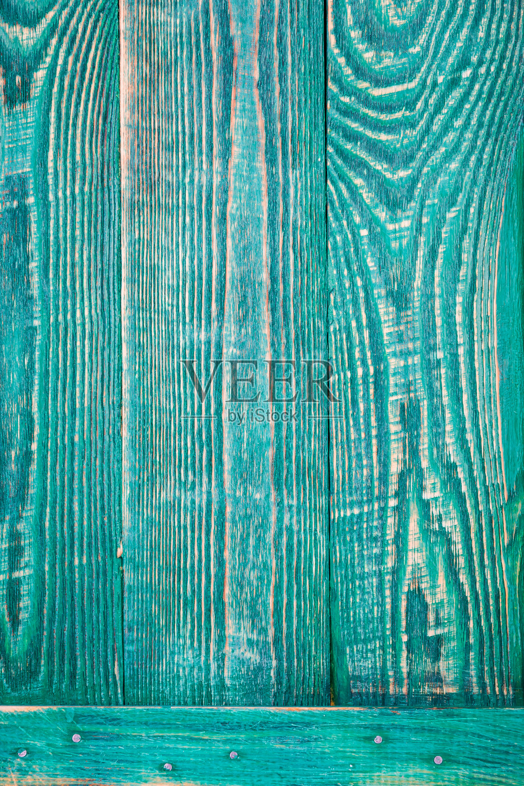 垂直背景的三个绿色纹理板固定的水平木板。照片摄影图片