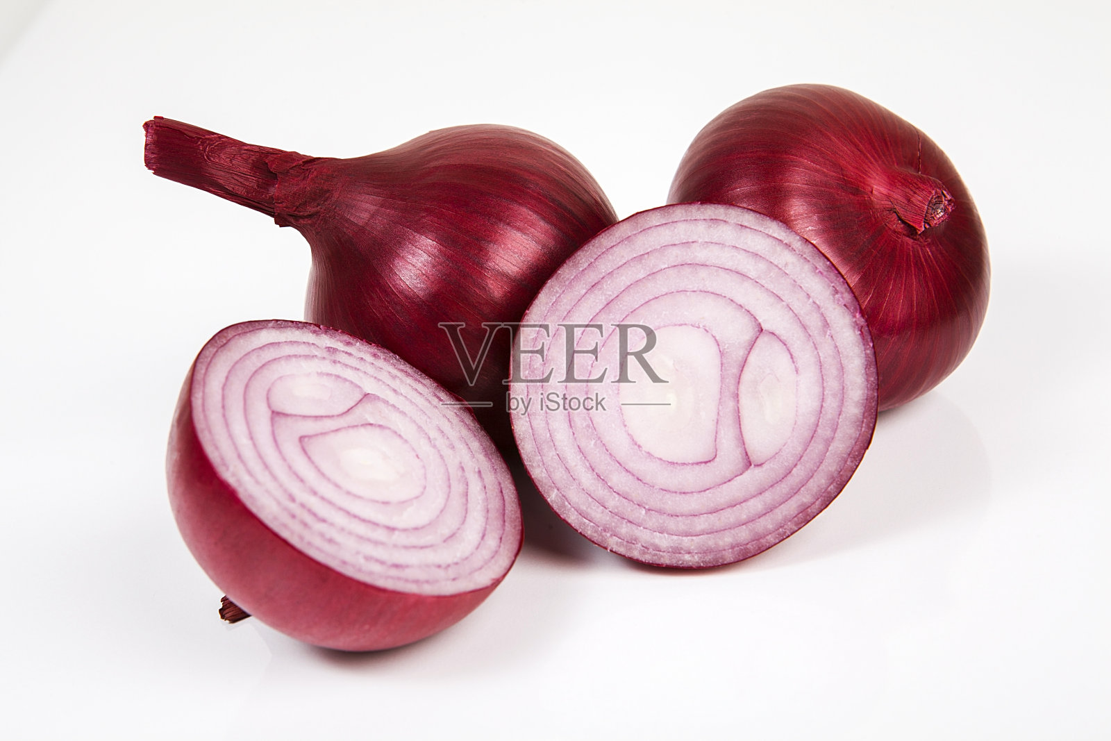 白色背景上的红洋葱。照片摄影图片