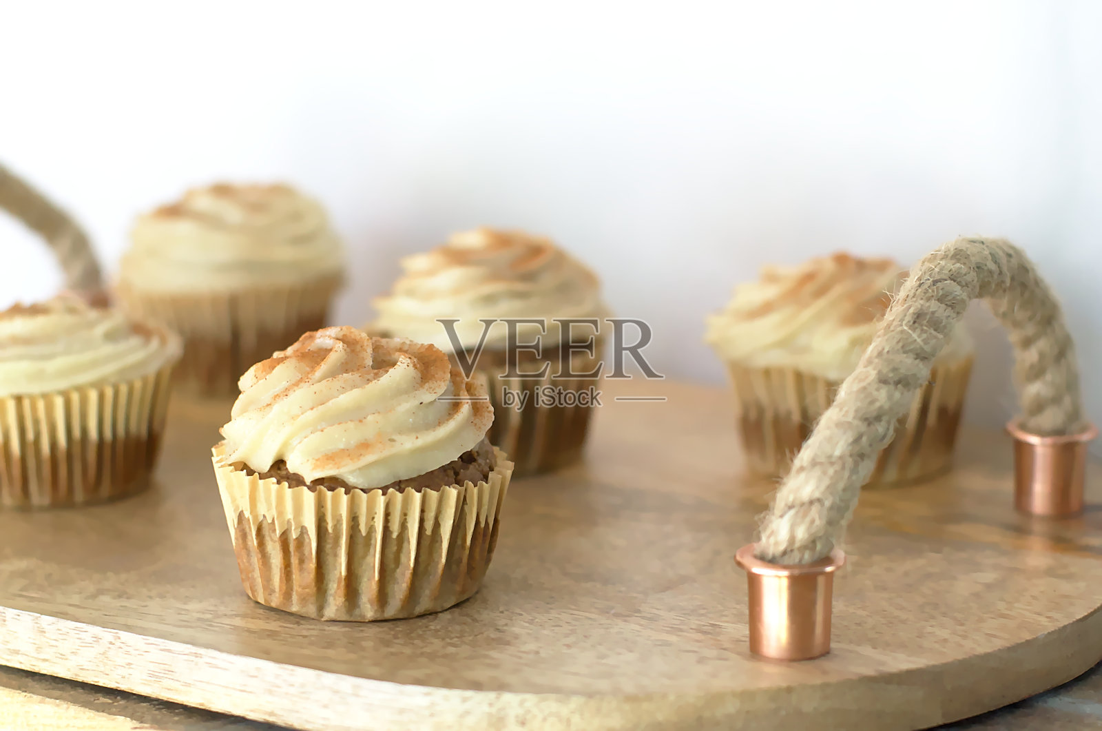 木质展示托盘上放着香草糖霜的chai蛋糕照片摄影图片