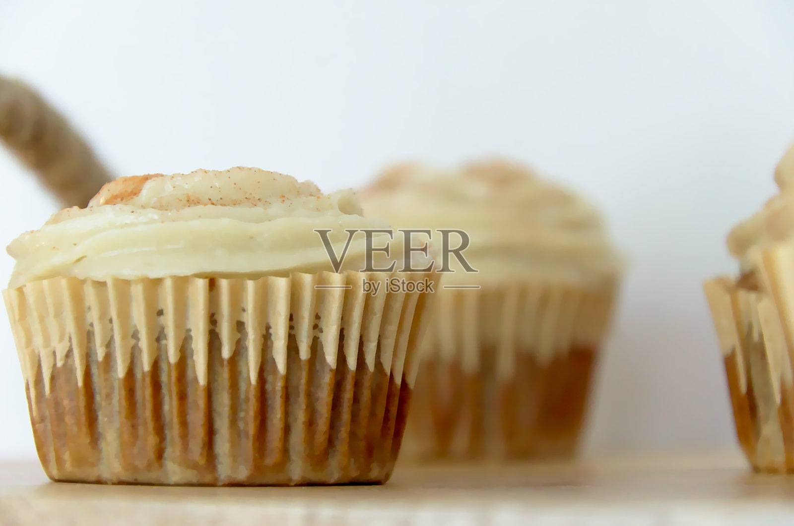 木质展示托盘上放着香草糖霜的chai蛋糕照片摄影图片