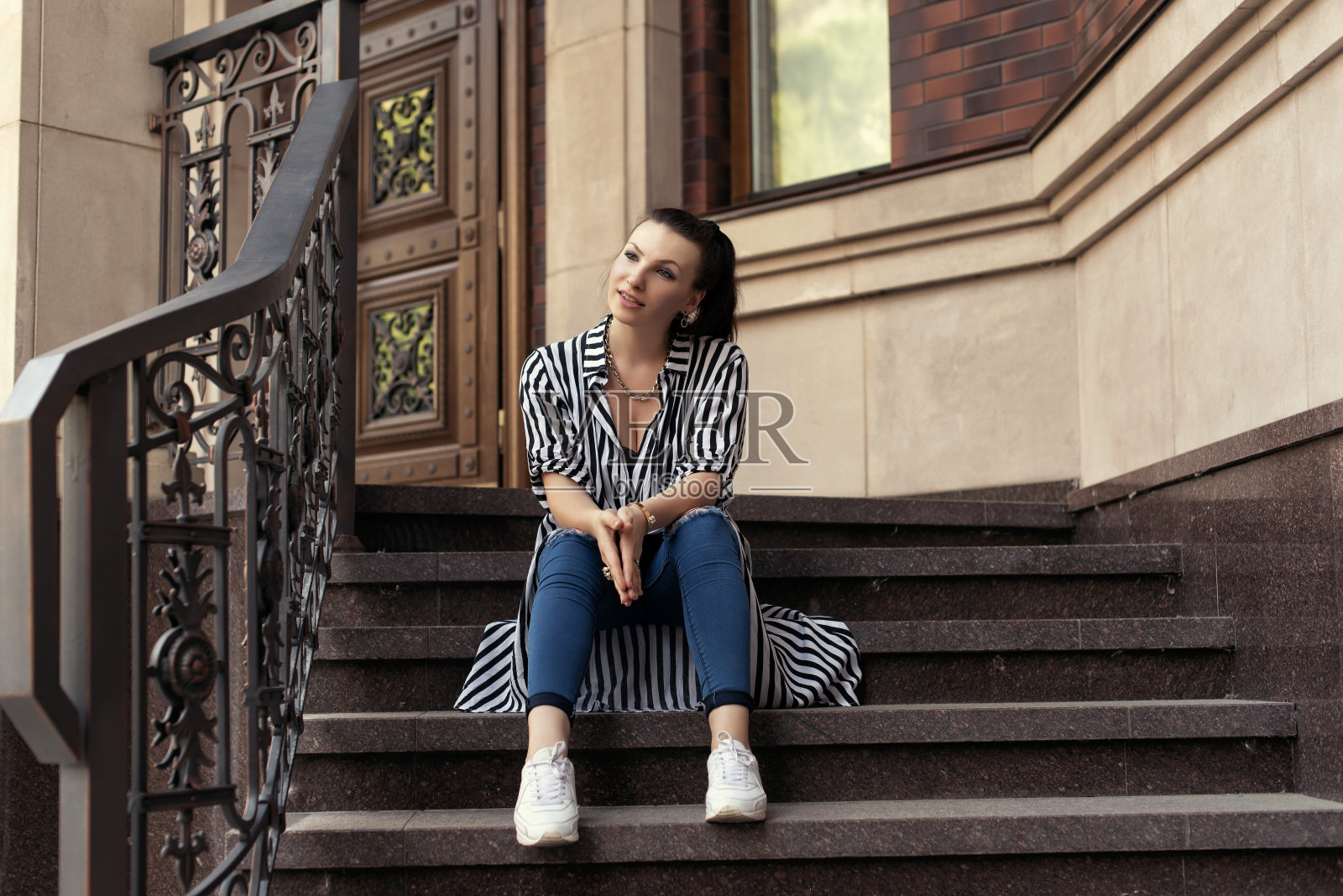 一个女孩在城市住宅区拍摄的照片照片摄影图片