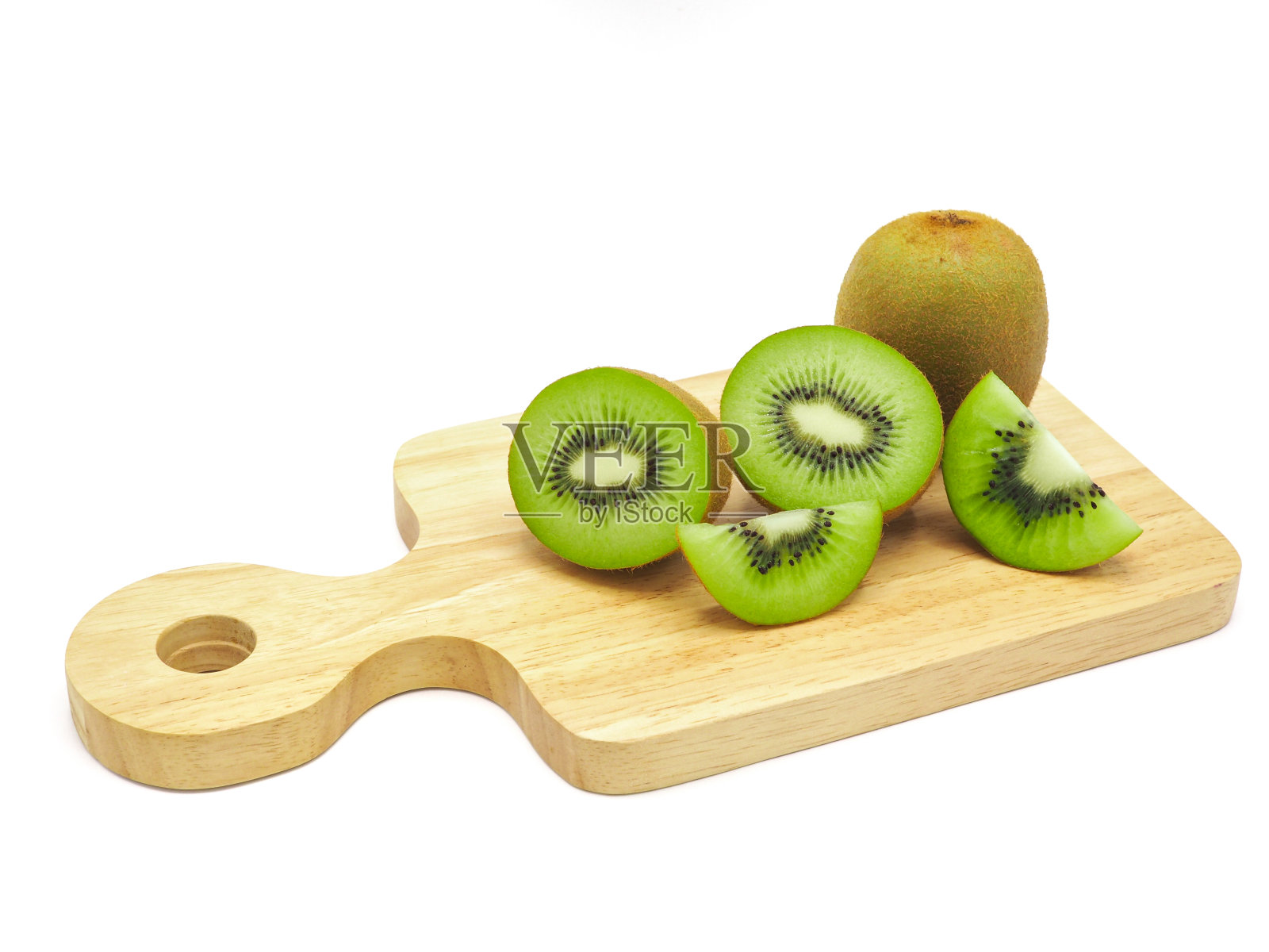 切片新鲜多汁美味健康的猕猴桃放在木板上，孤立在白色背景上。照片摄影图片