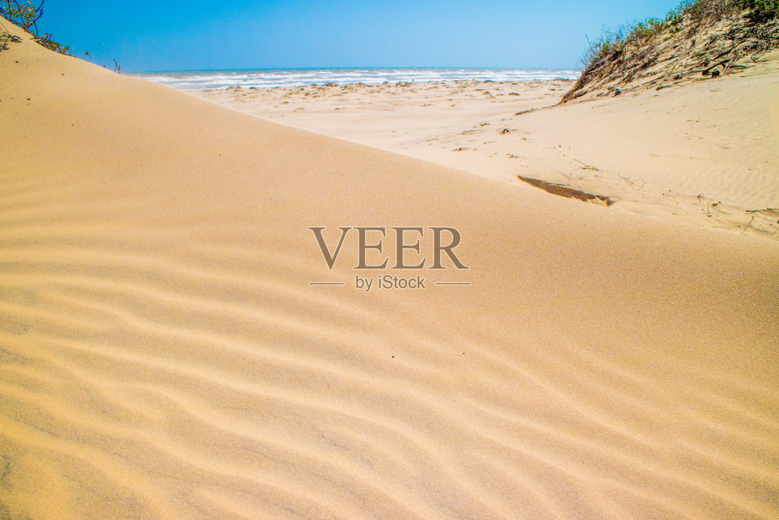 位于德克萨斯州南帕德雷岛的德克萨斯州海湾沿岸的一个美丽柔软的沙滩照片摄影图片