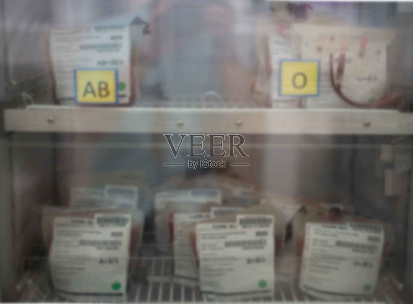 冰箱里模糊的血袋。医学概念。照片摄影图片