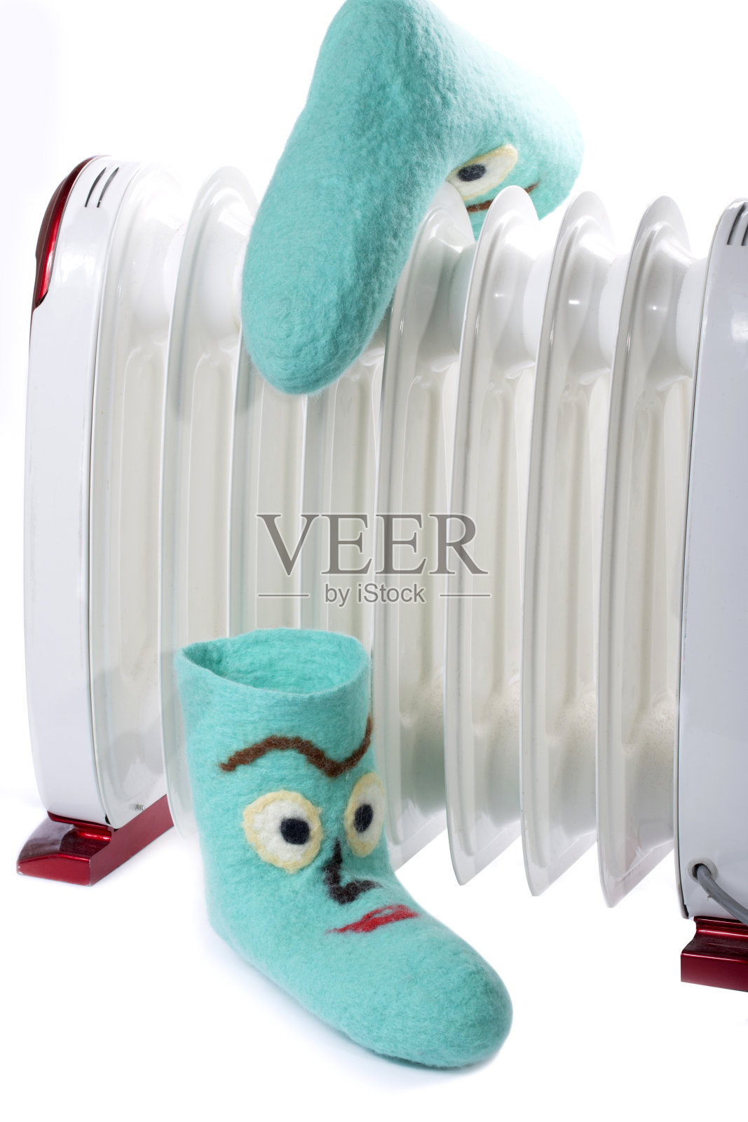 青色毛毡袜子与一个白色的背景与加热器图案照片摄影图片