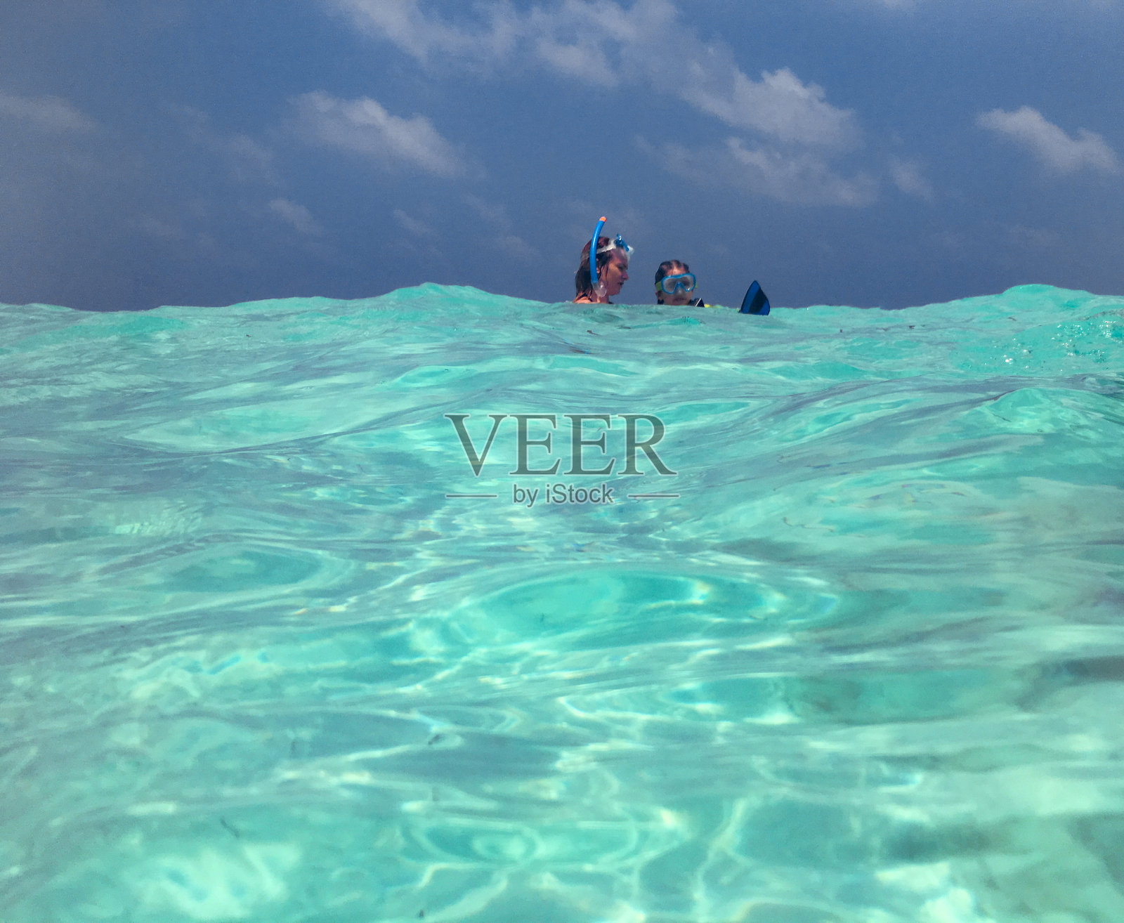 母亲和女儿一起浮潜照片摄影图片