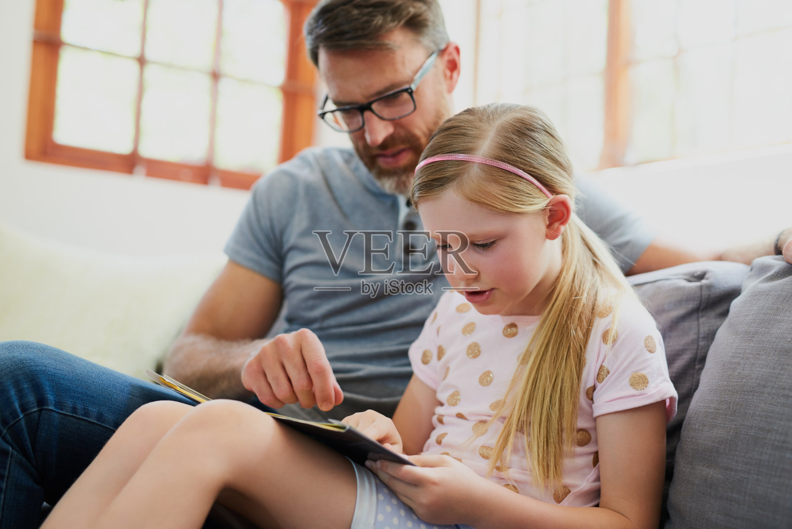 一起阅读有助于她更好地阅读照片摄影图片