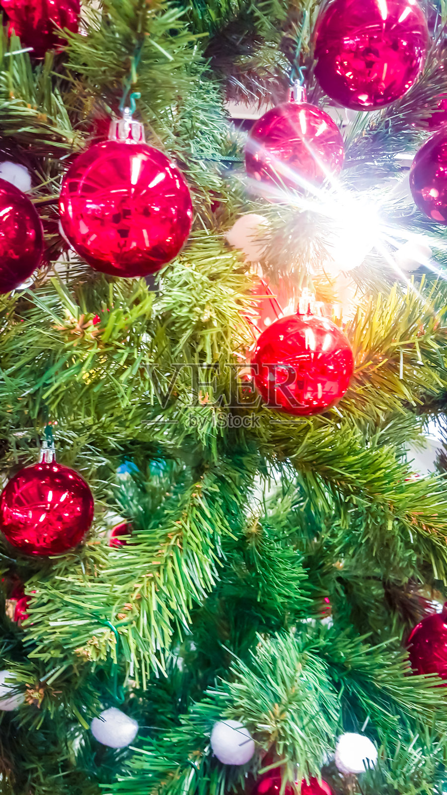 有闪亮装饰物的圣诞树照片摄影图片