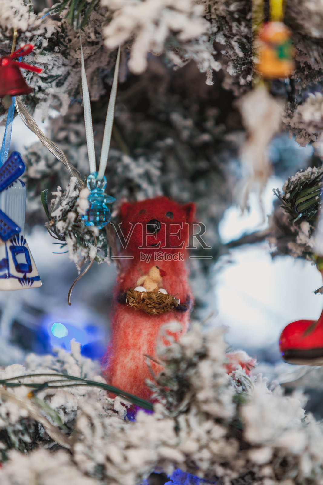 美丽的玩具在新年树上的树枝上照片摄影图片