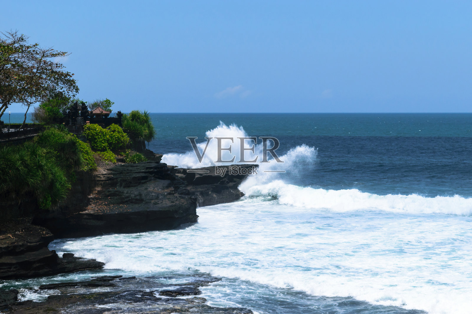 巨大的白色印度洋海浪溅向印度尼西亚巴厘岛的悬崖照片摄影图片