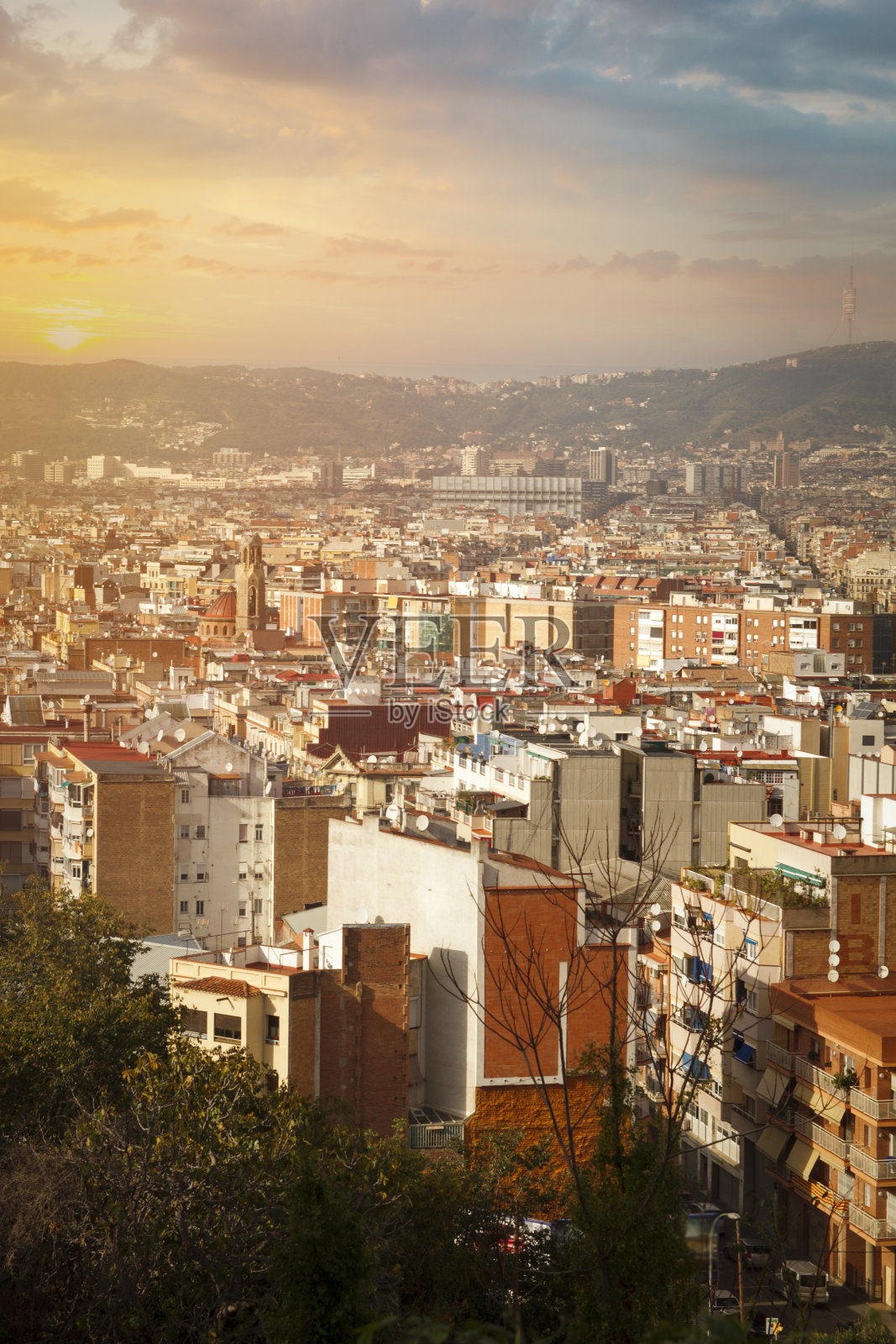 俯瞰巴塞罗那古城的街道。照片摄影图片