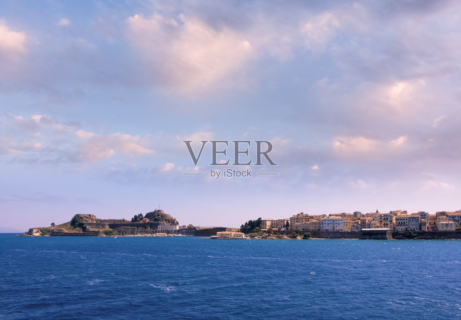 希腊科孚岛的历史小镇，在灿烂的天空下照片摄影图片