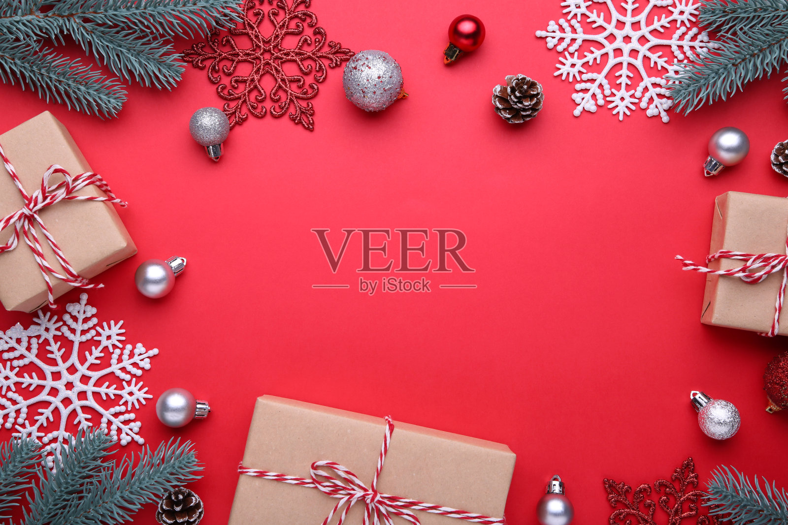 圣诞礼物是用红色背景装饰的礼物照片摄影图片