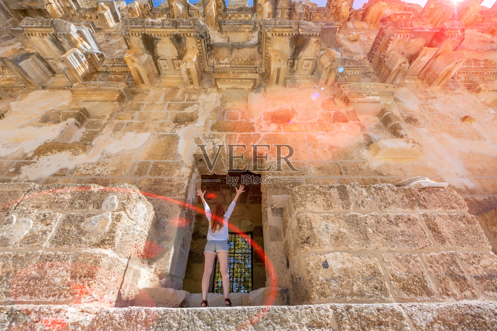 古玩剧院的女人照片摄影图片