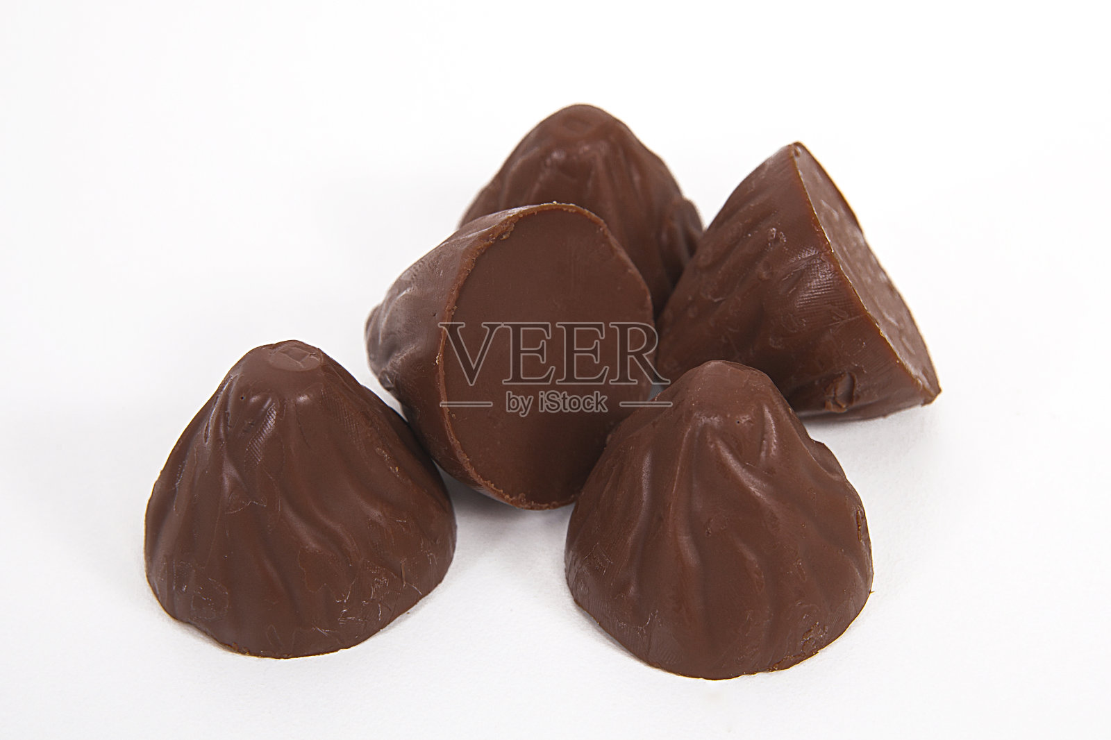 俯视图巧克力在白色的背景。照片摄影图片