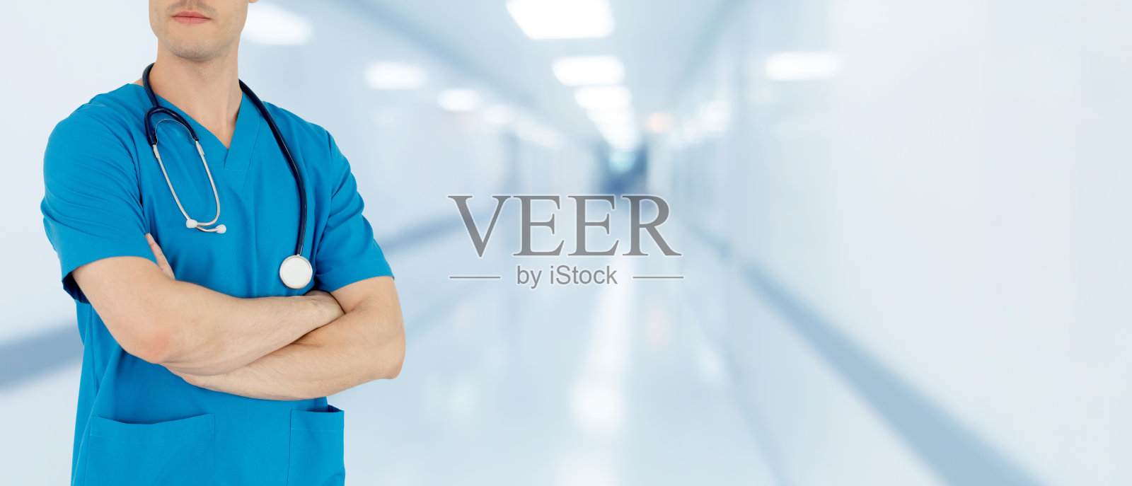 在医院工作的年轻男医生。照片摄影图片