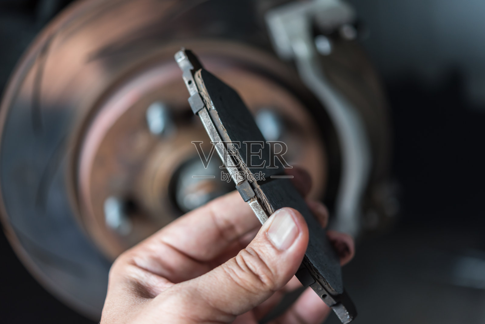 车库里的盘式制动器和石棉刹车片照片摄影图片