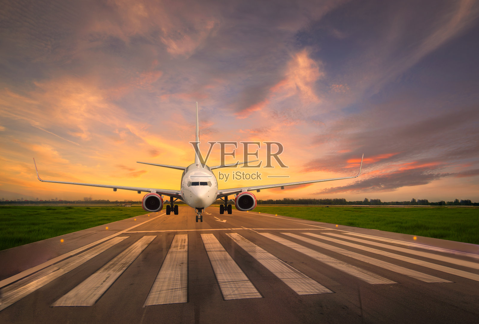 飞机在美丽的夕阳下从机场跑道起飞照片摄影图片