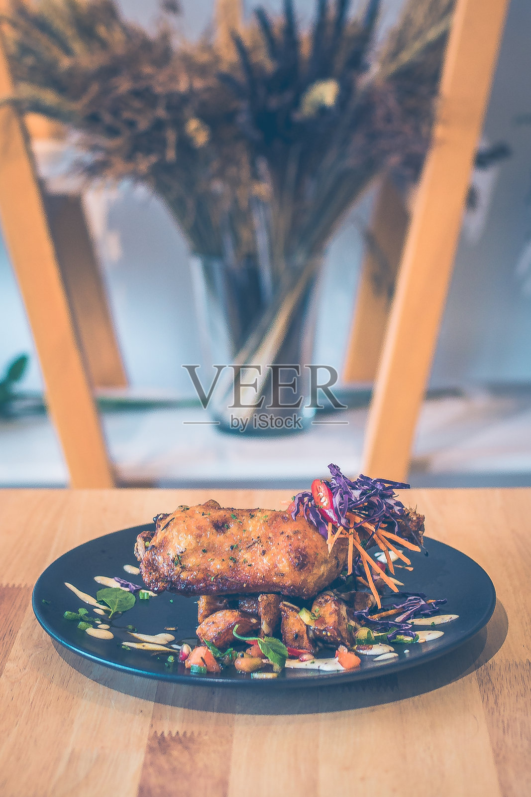 鸡块，未剥皮的土豆块，特制沙拉照片摄影图片