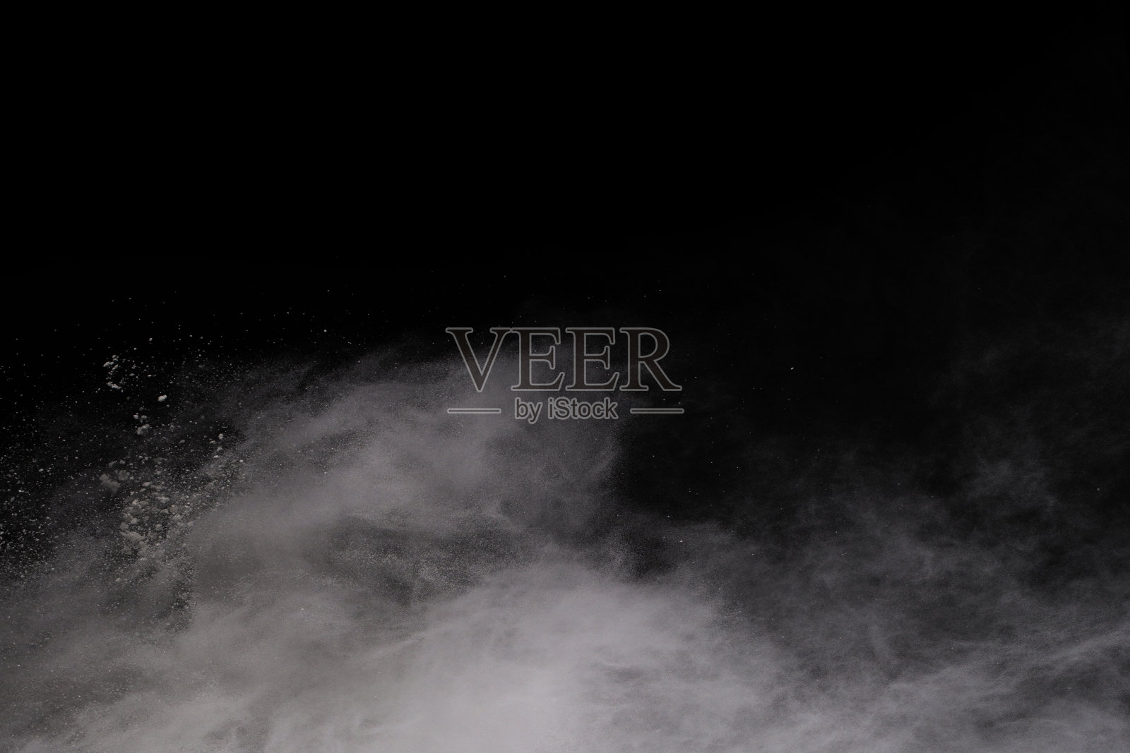 白色背景上白色粉末爆炸。彩色的云。色彩斑斓的粉尘爆炸。油漆胡里节。照片摄影图片