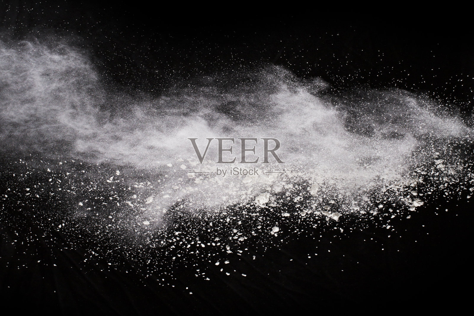 白色背景上白色粉末爆炸。彩色的云。色彩斑斓的粉尘爆炸。油漆胡里节。照片摄影图片