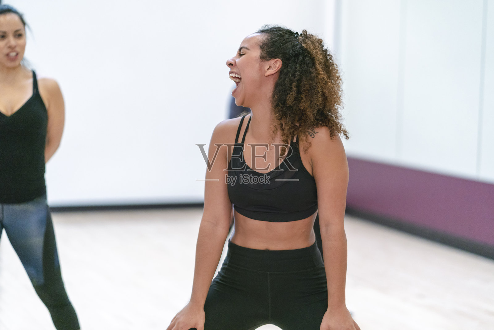 在健身房里大笑的女人照片摄影图片