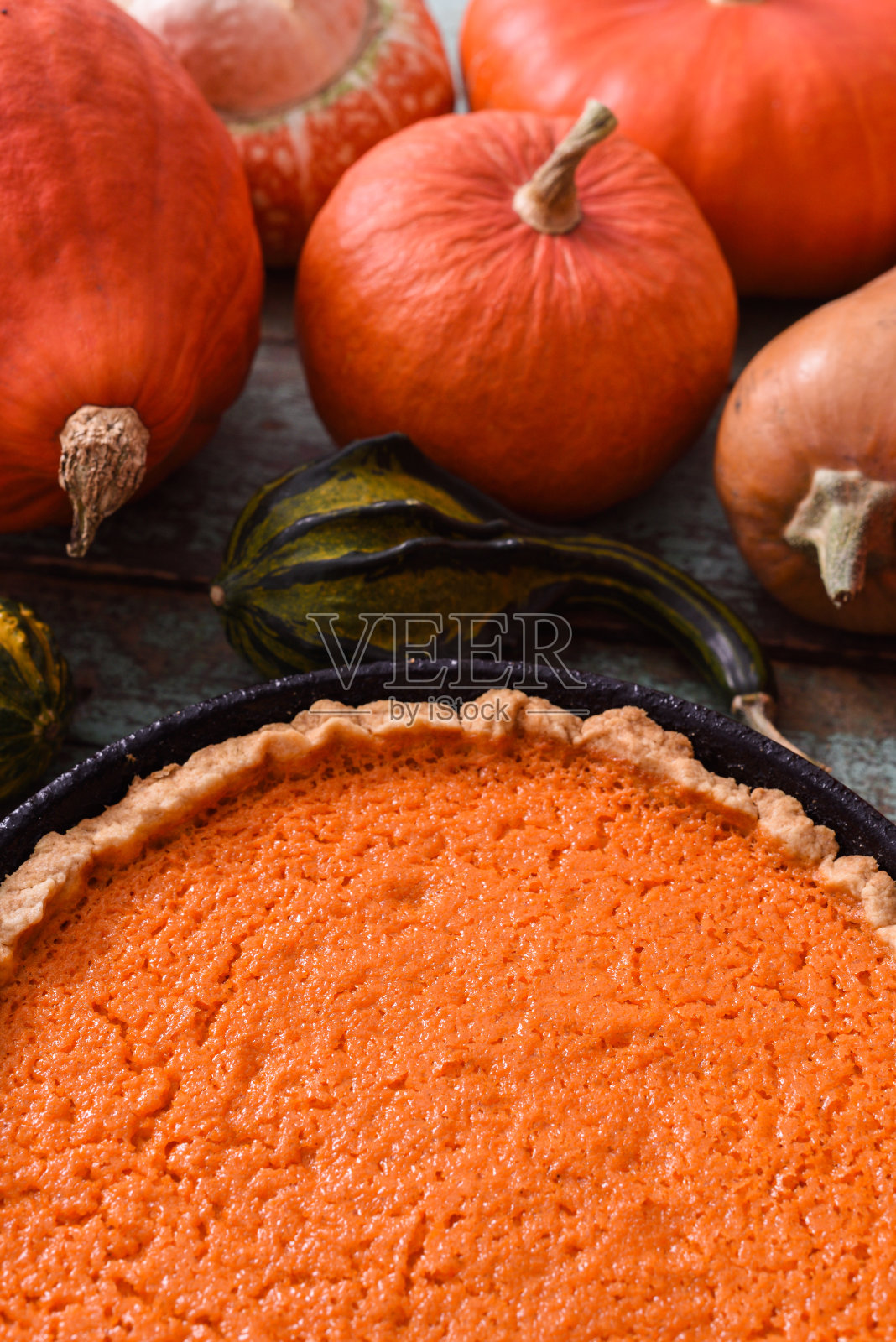 以生南瓜为背景的自制南瓜派照片摄影图片