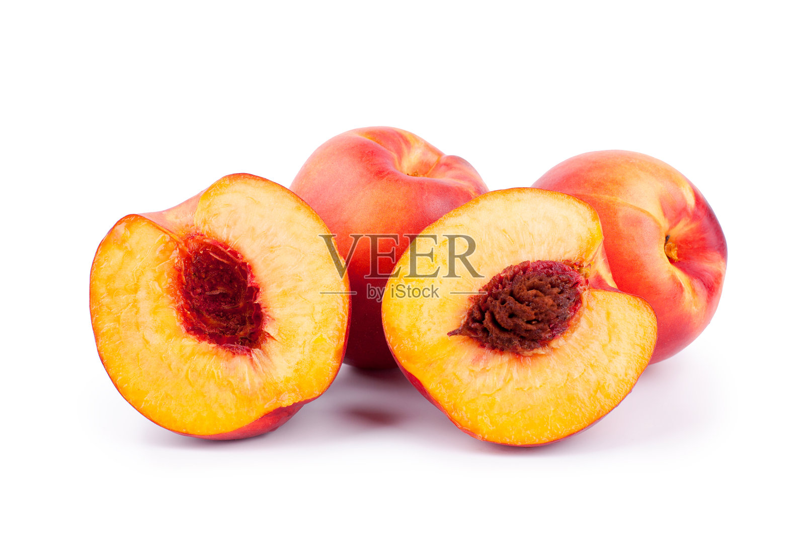 桃子整体和一半的内部有一个核在白色的背景孤立照片摄影图片