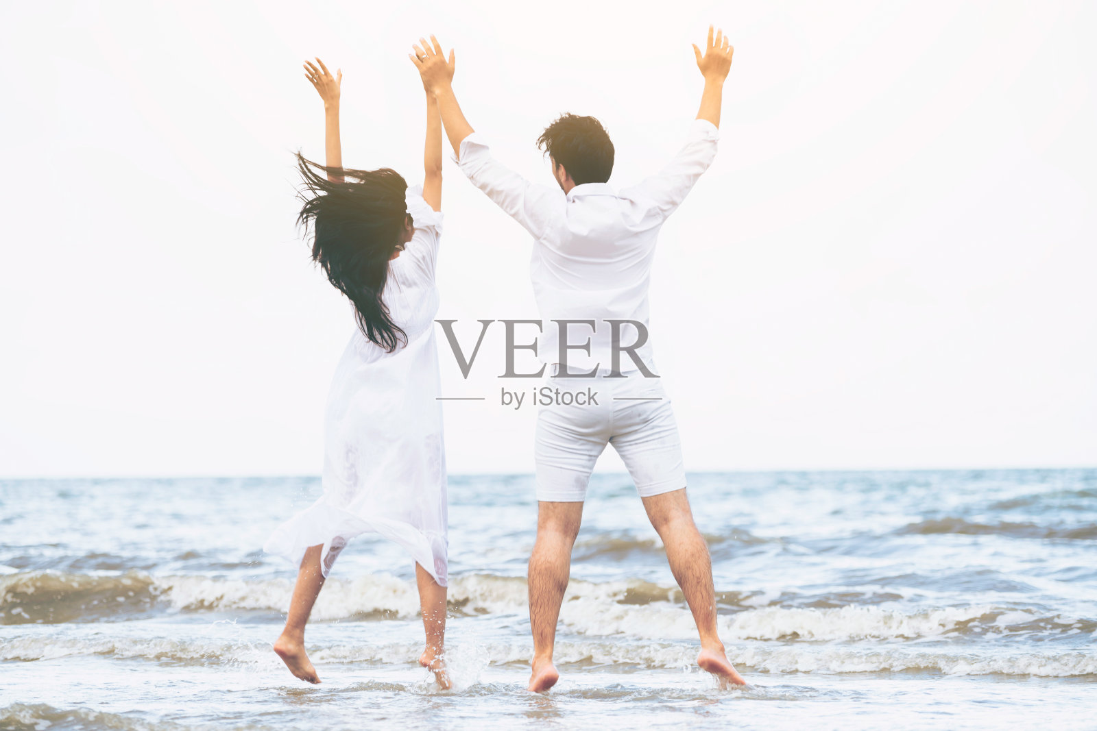 一对夫妇夏天去热带海滩度蜜月照片摄影图片