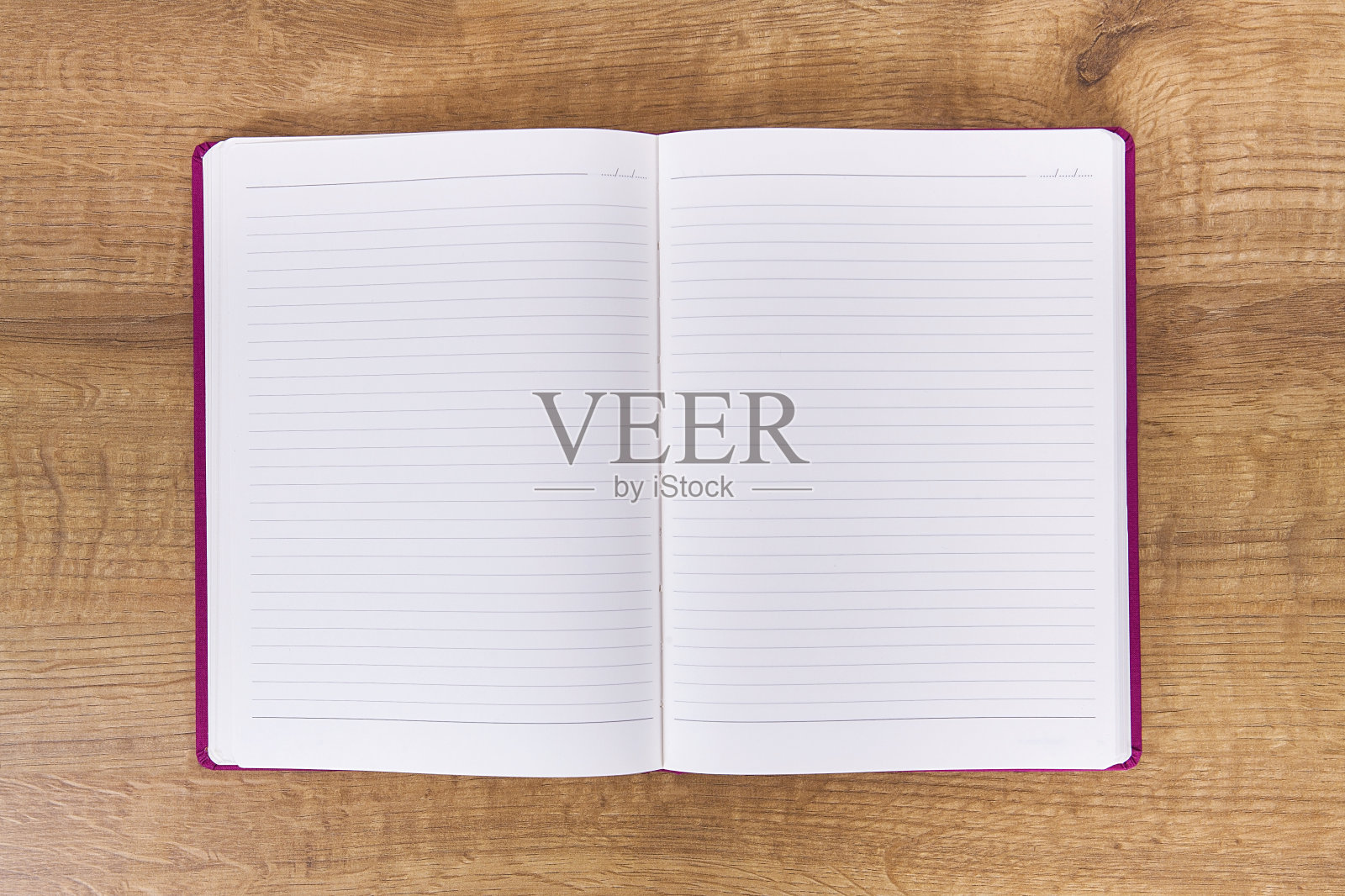 桌上有计算器、笔和笔记本。照片摄影图片