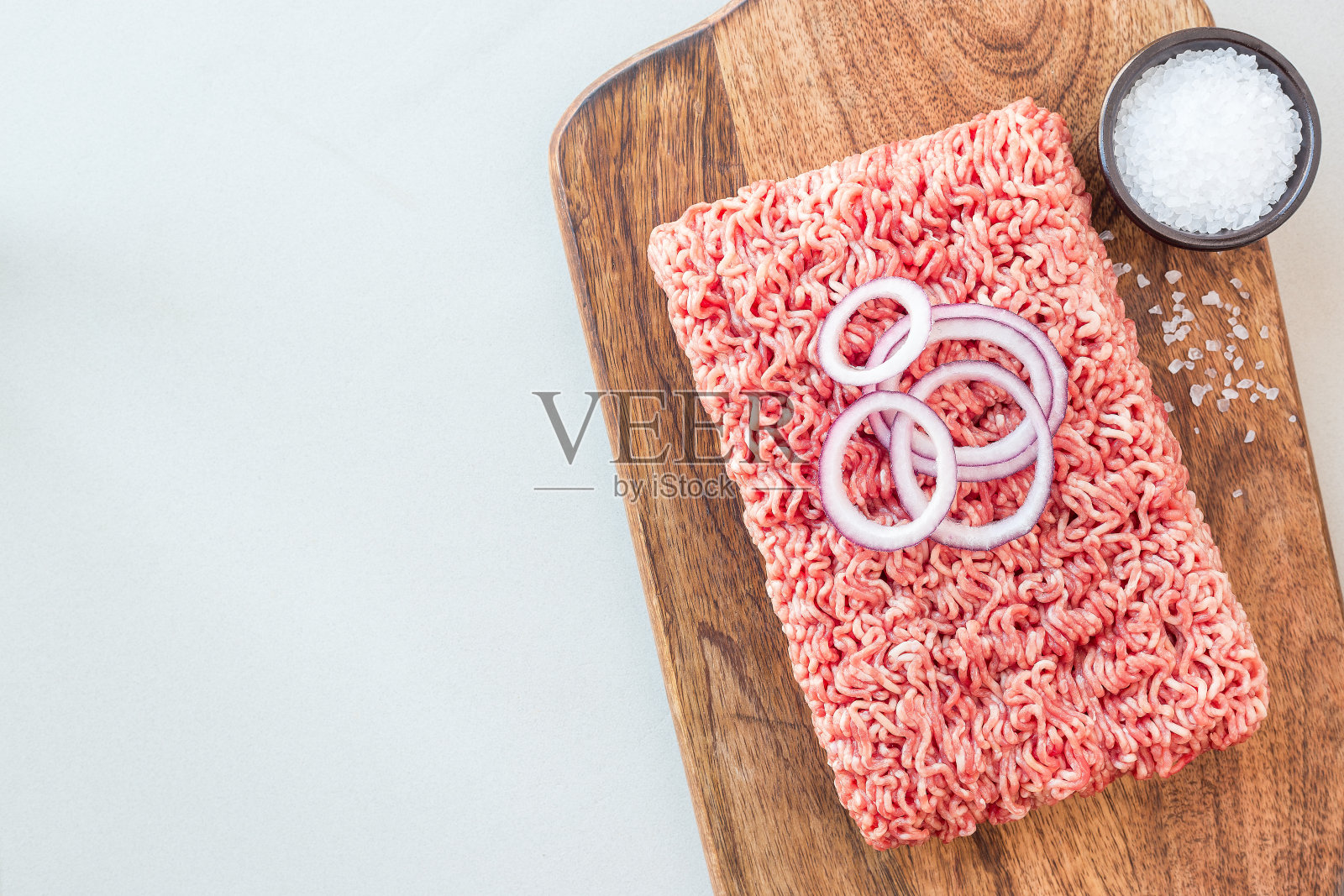 肉糜猪肉和牛肉在木板上，灰色背景，水平，俯视图，复制空间照片摄影图片