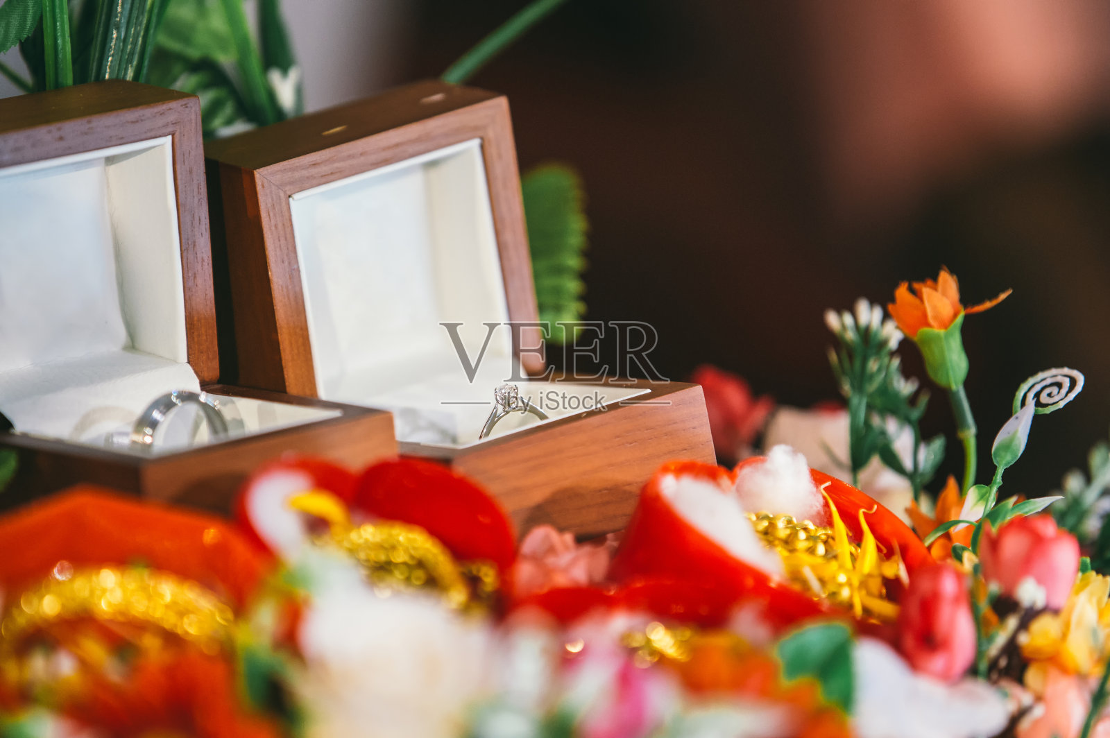 钻戒，结婚戒指，结婚戒指新娘价。婚礼的象征。照片摄影图片