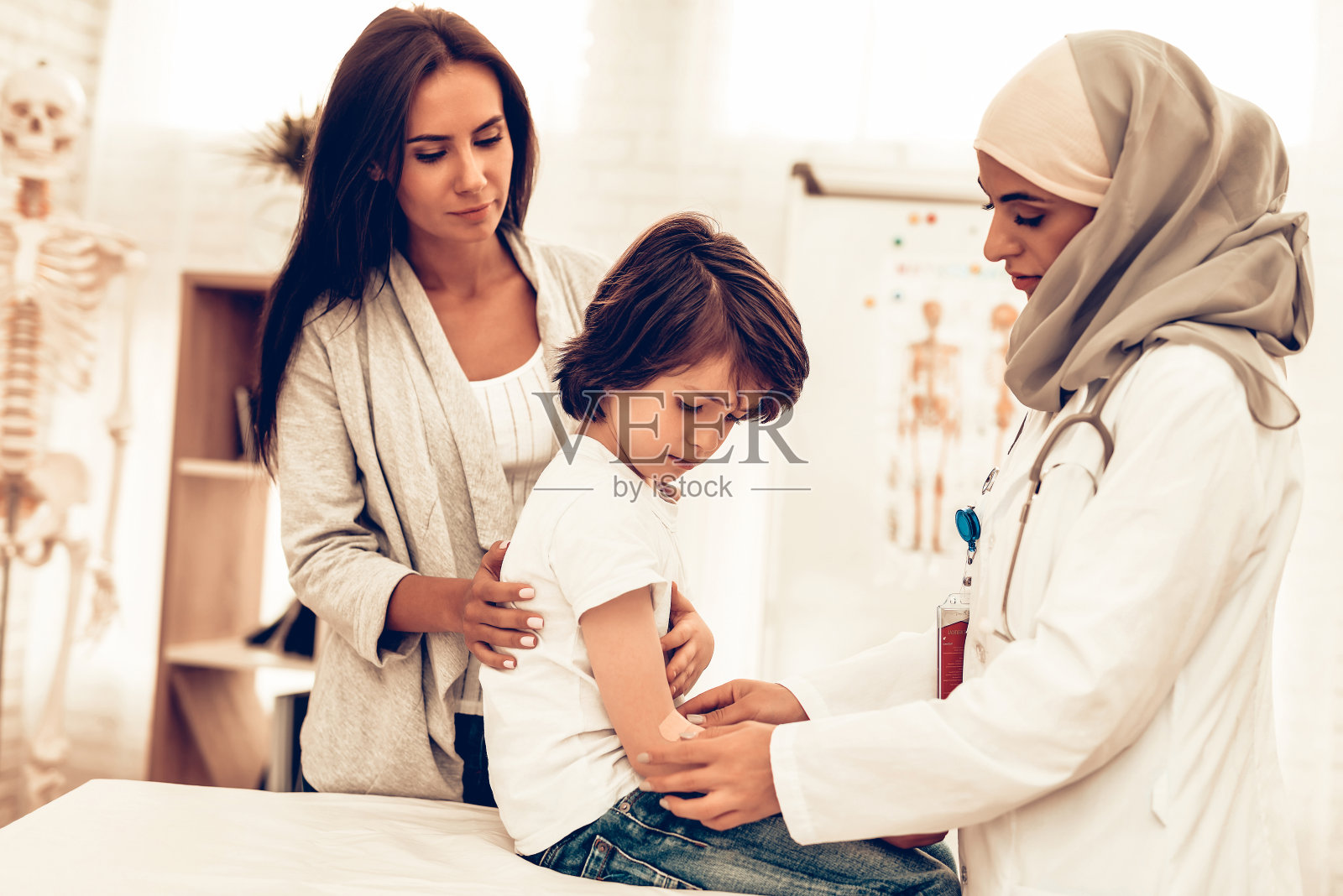 阿拉伯女医生拿着注射器注射照片摄影图片