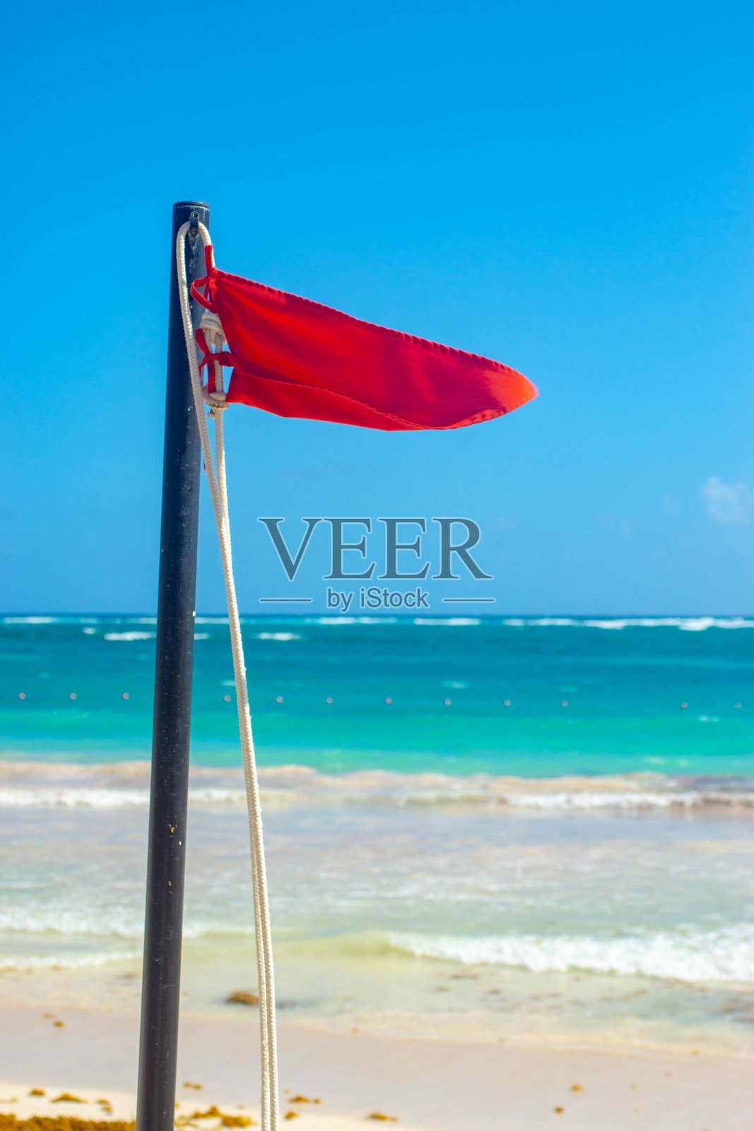 海滩上悬挂红色警告旗照片摄影图片