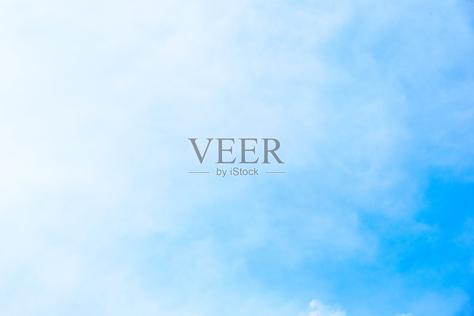 早晨天空蔚蓝，有云。照片摄影图片