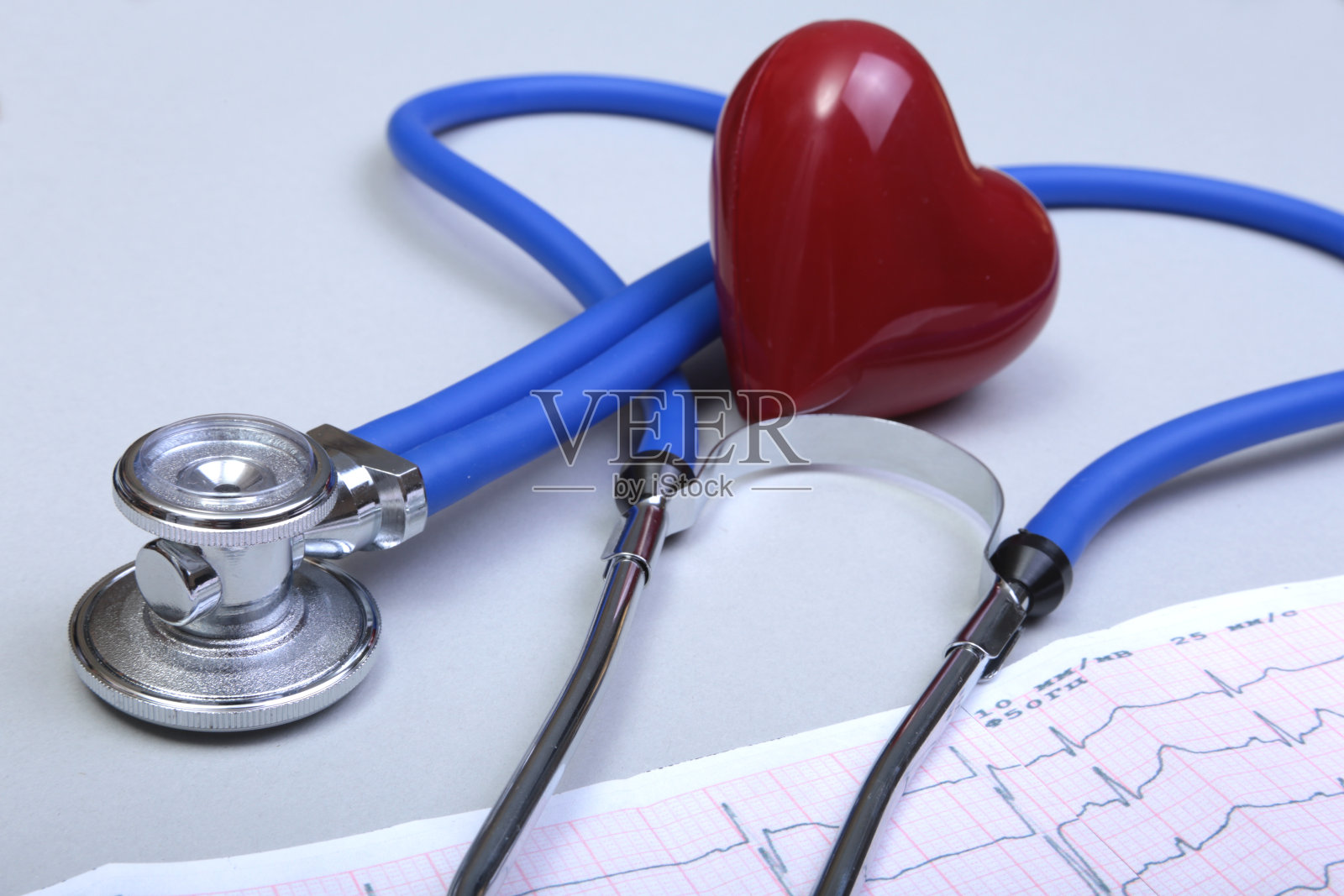 处方，红心，分类药片，白色背景听诊器照片摄影图片