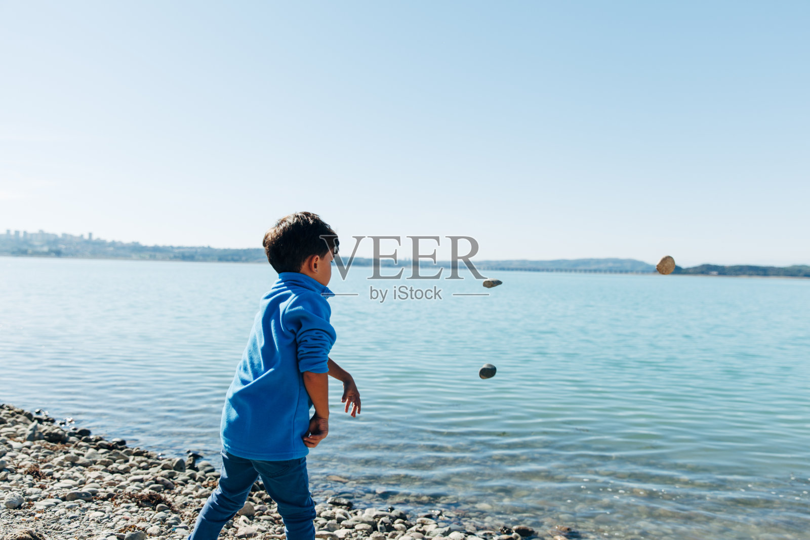 小石子扔进湖里照片摄影图片