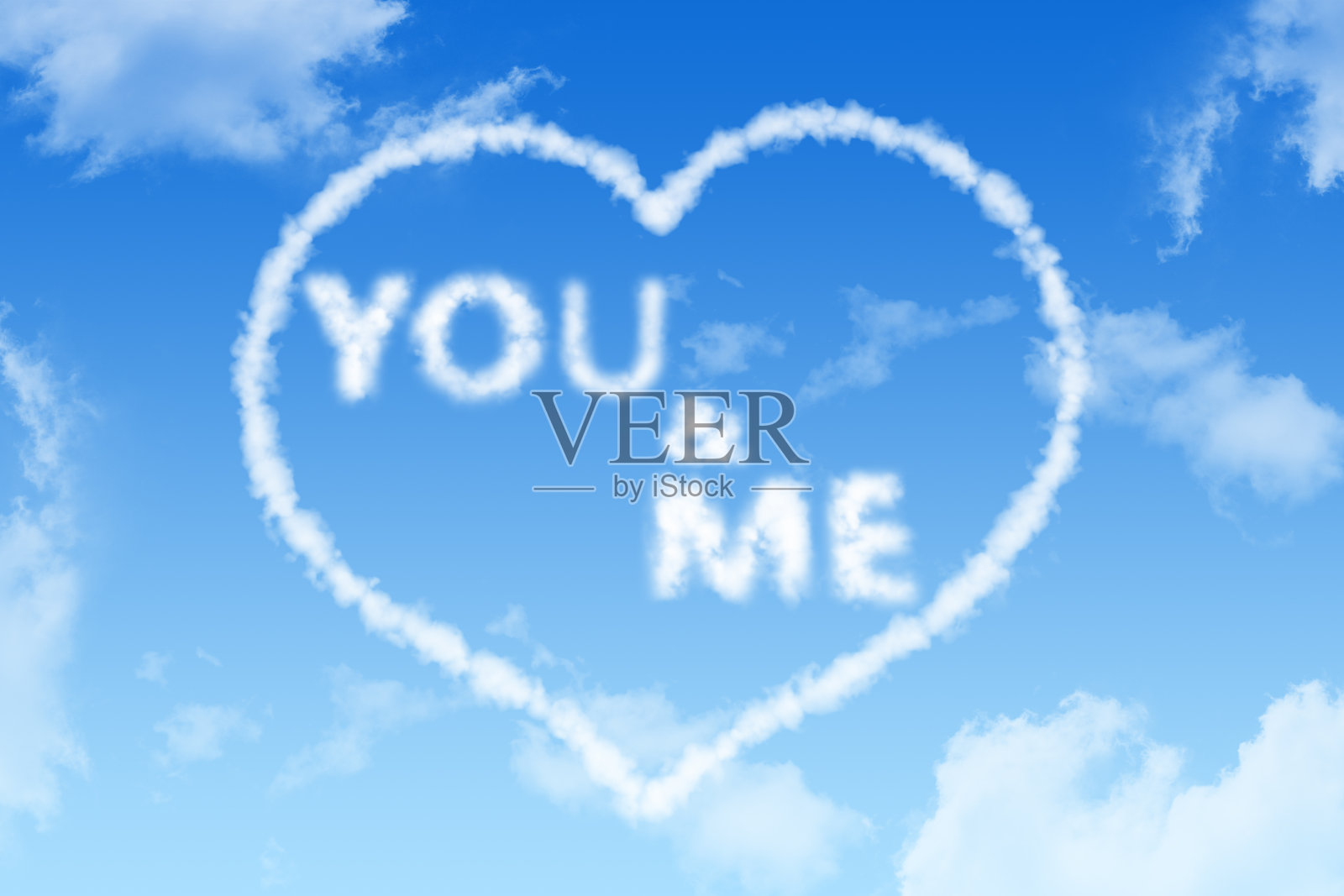 你和我云文字心在明亮的蓝天照片摄影图片