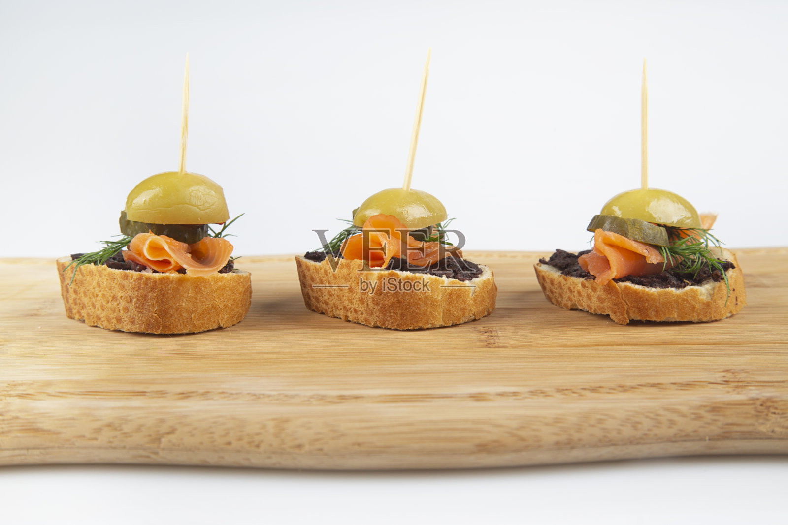 鲑鱼排在砧板上照片摄影图片