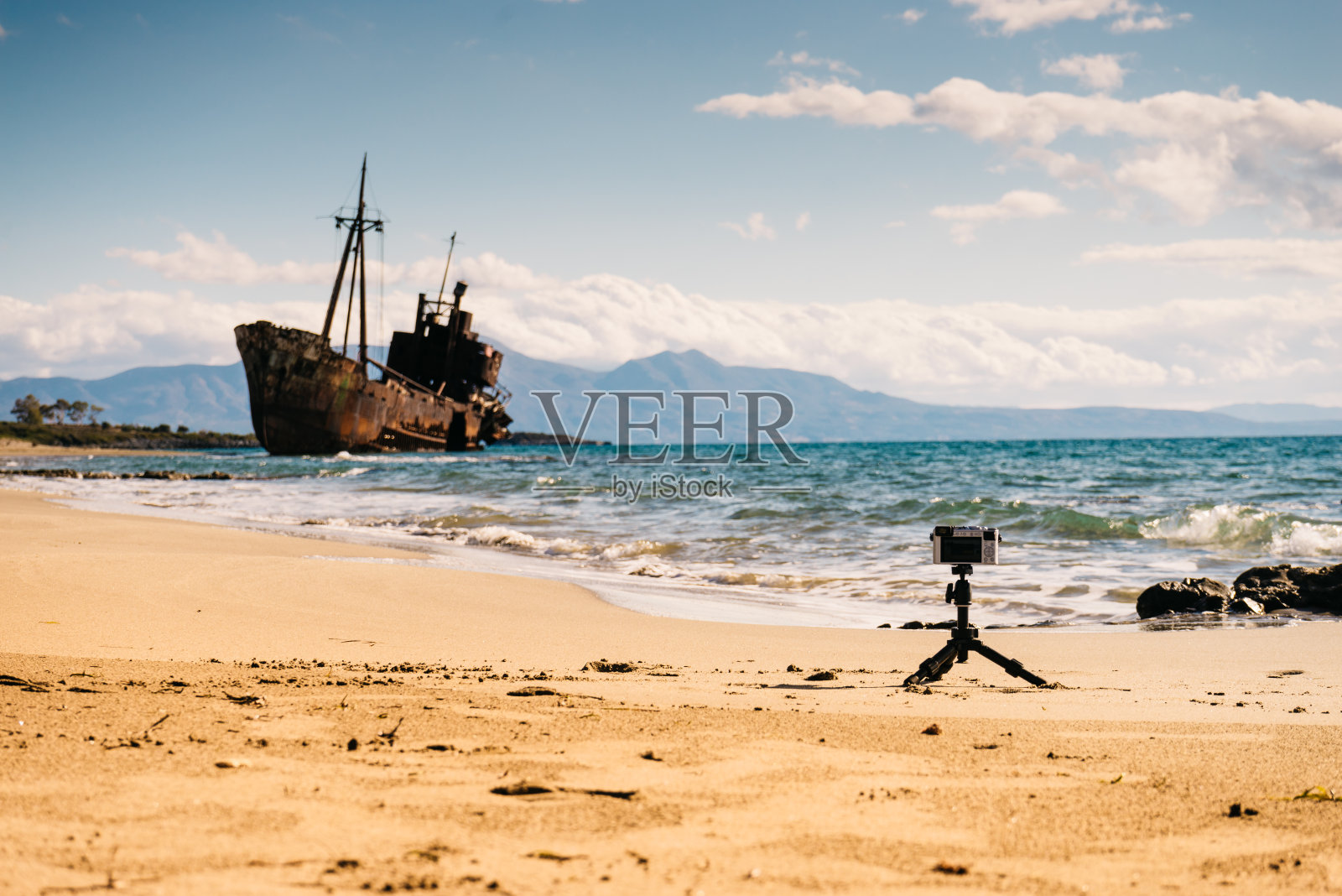 三脚架上的相机和海难照片摄影图片