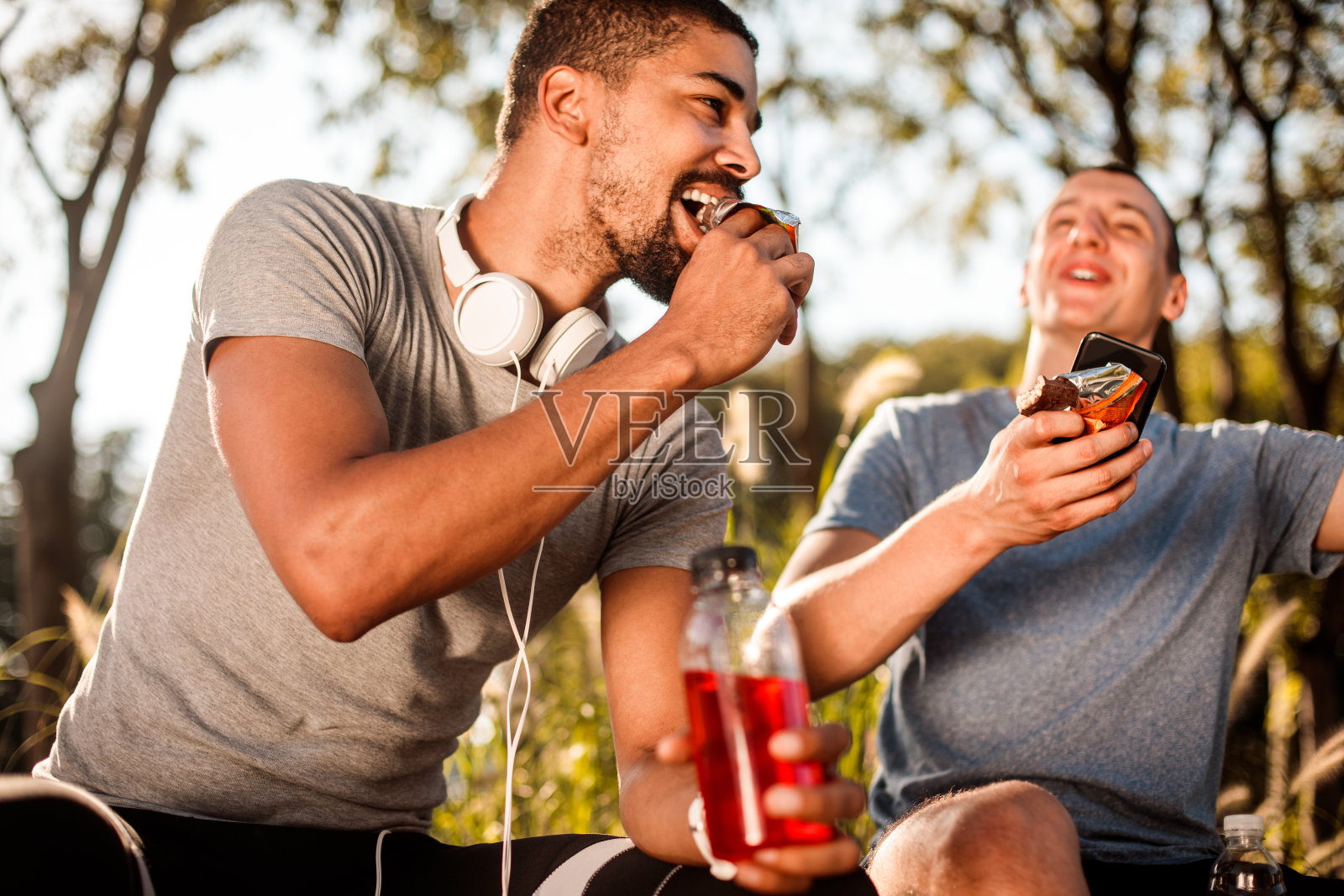 朋友们在运动后休息和补水照片摄影图片