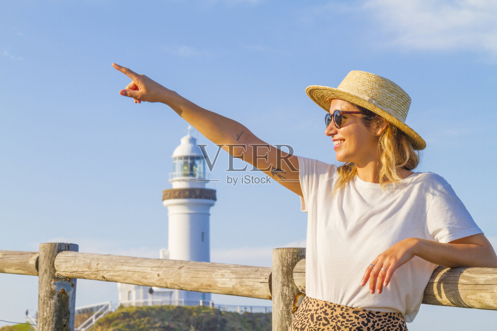 年轻的夏天女人戴着帽子和太阳镜在海滩上照片摄影图片