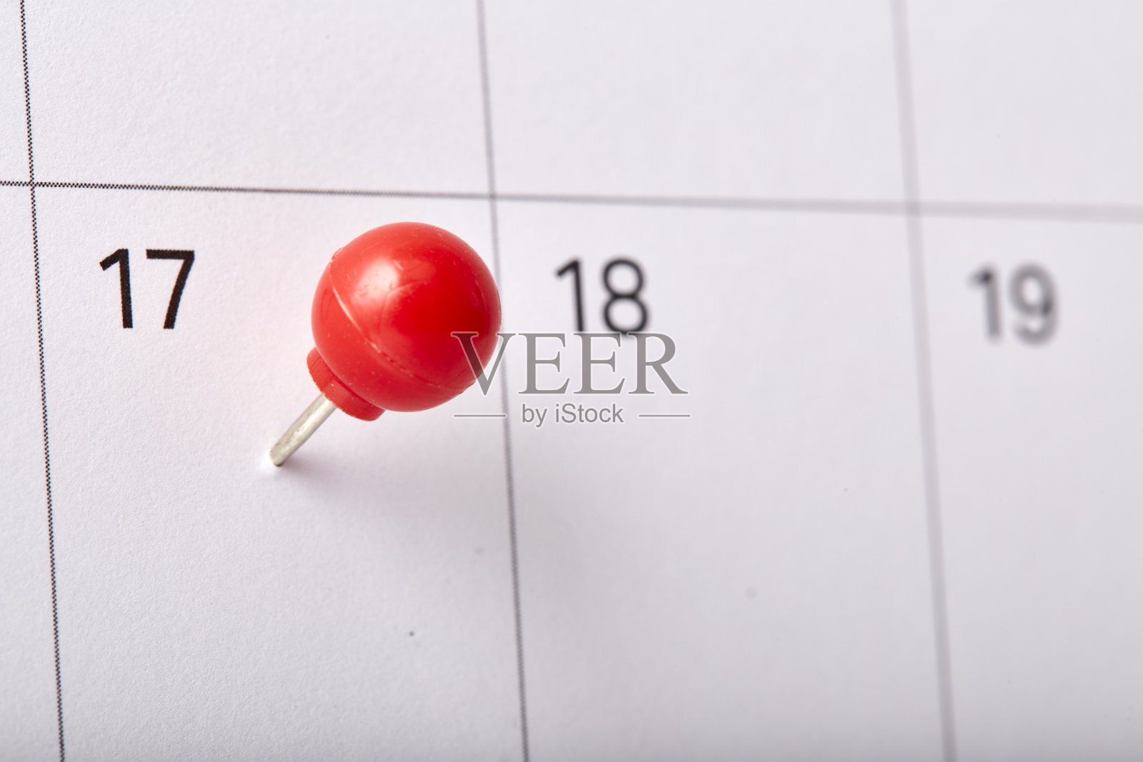 在日历或计划上用红色图钉钉17号照片摄影图片